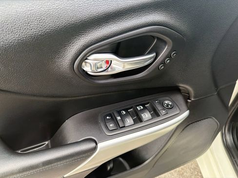 Used 2018 Jeep Cherokee Overland image 18