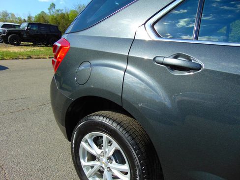 Used 2017 Chevrolet Equinox LS image 43