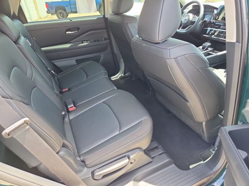 Used 2025 Nissan Pathfinder SL AWD/4WD image 11