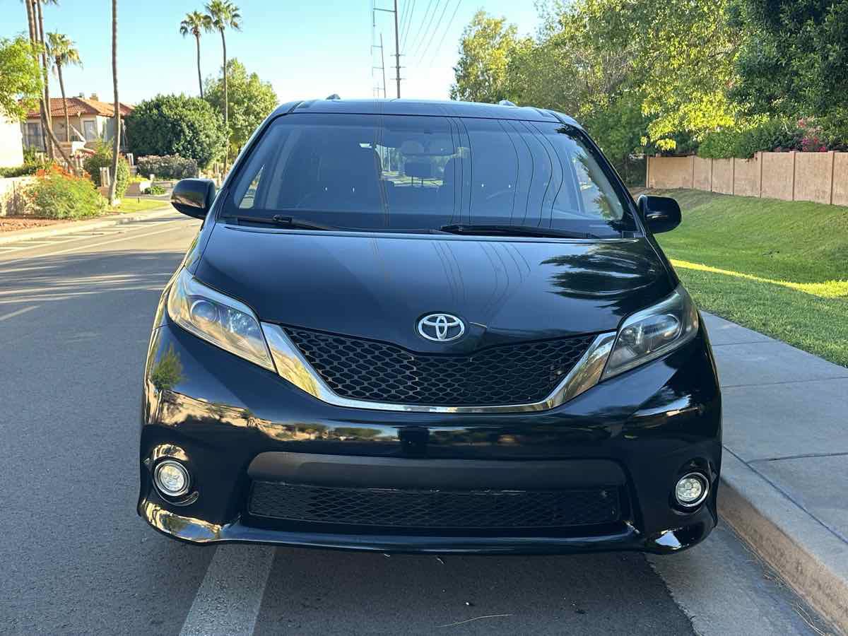 Used 2017 Toyota Sienna SE w/ SE Preferred Package FWD image 3