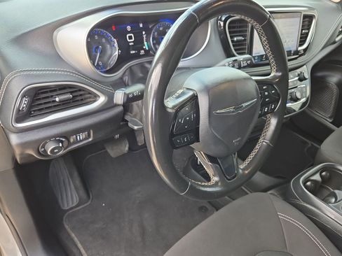 Used 2021 Chrysler Pacifica Touring w/ S Appearance Package image 10