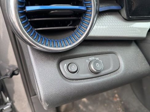 Used 2025 Chevrolet Trax LT w/ LT Convenience Package image 37