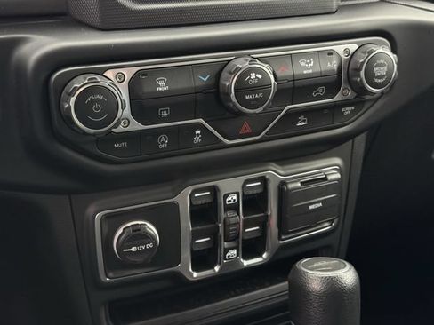 Used 2023 Jeep Gladiator Sport AWD/4WD image 17