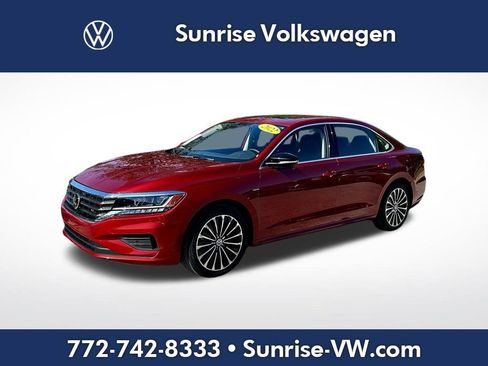 Used 2022 Volkswagen Passat 2.0T image 1