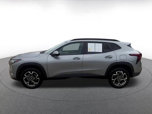 Used 2025 Chevrolet Trax LT w/ LT Convenience Package FWD image 9