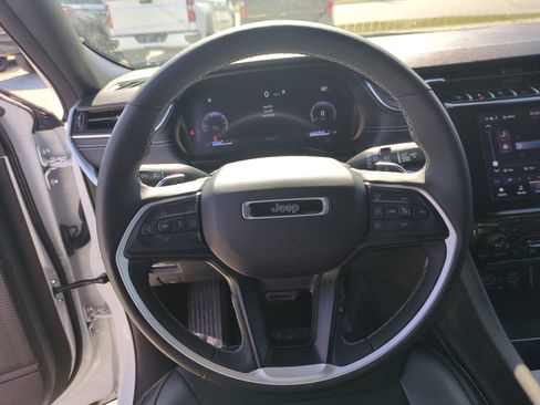Used 2025 Jeep Grand Cherokee Altitude AWD/4WD image 18
