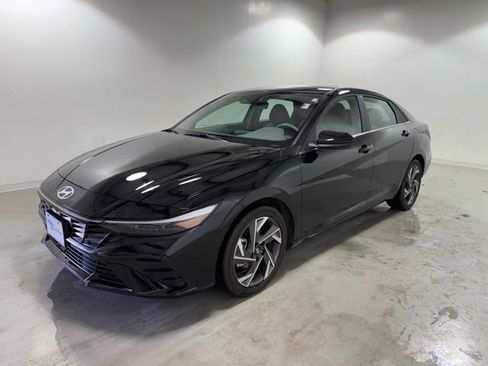 Used 2025 Hyundai Elantra SEL FWD image 3