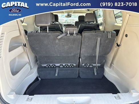 Used 2023 Chrysler Pacifica Touring-L FWD image 16