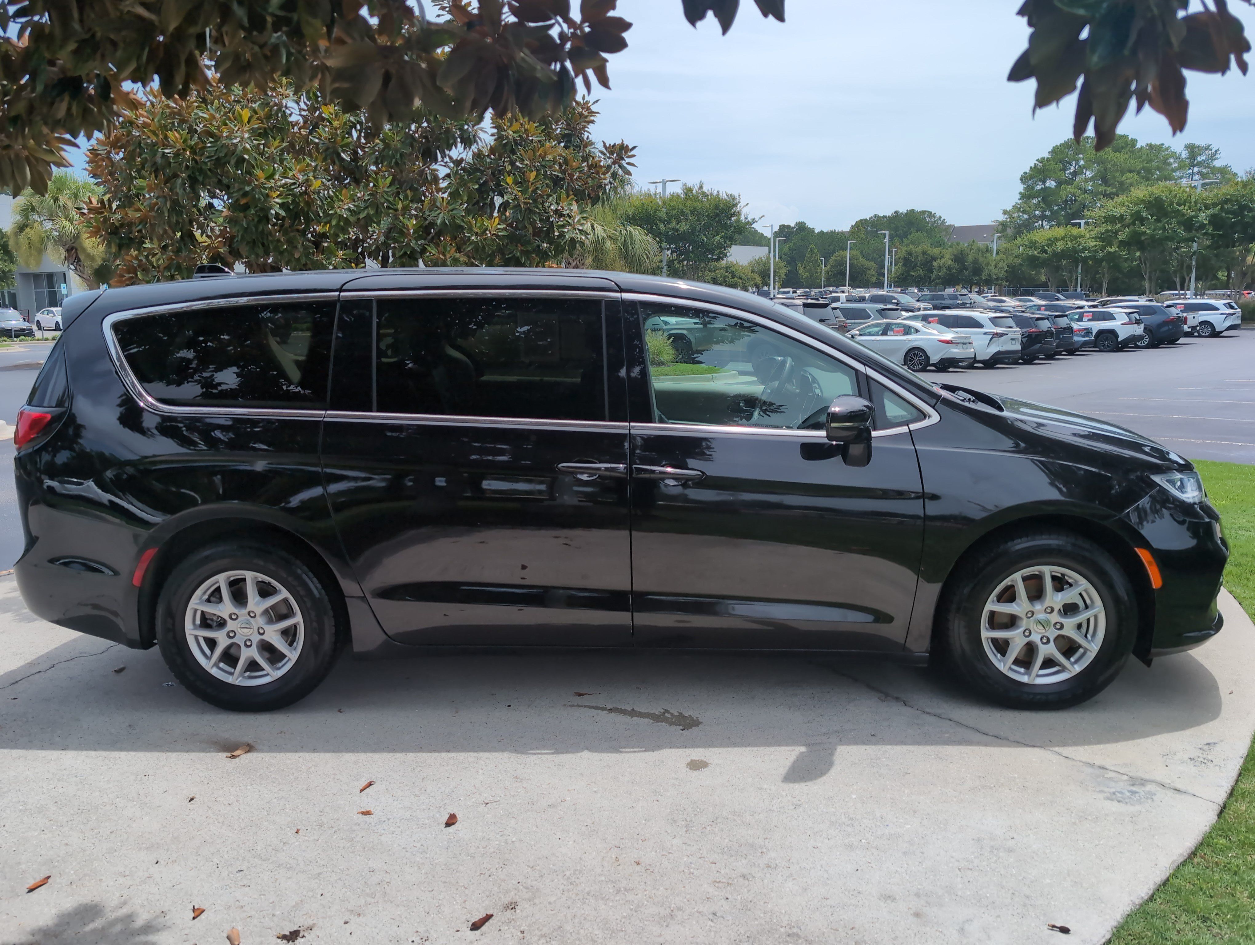 Used 2024 Chrysler Pacifica Touring-L FWD image 11