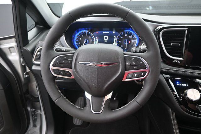 Used 2026 Chrysler Pacifica Limited FWD image 7