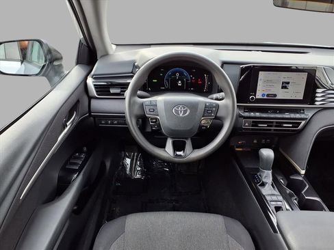 Used 2025 Toyota Camry XLE image 4