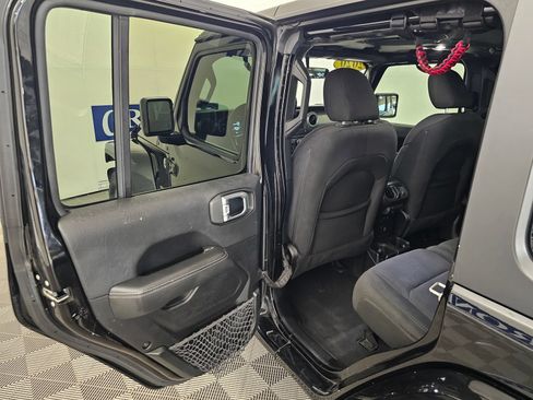 Used 2020 Jeep Wrangler Unlimited Sahara AWD/4WD image 20