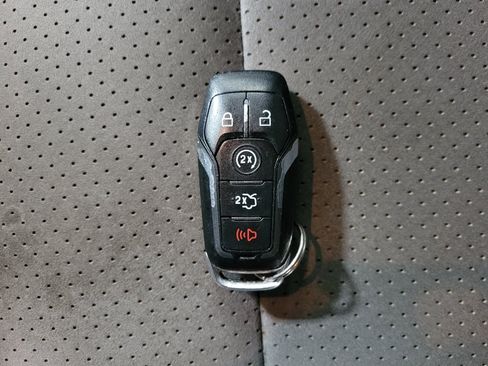 Used 2017 Ford Explorer XLT w/ Equipment Group 202A AWD/4WD image 32