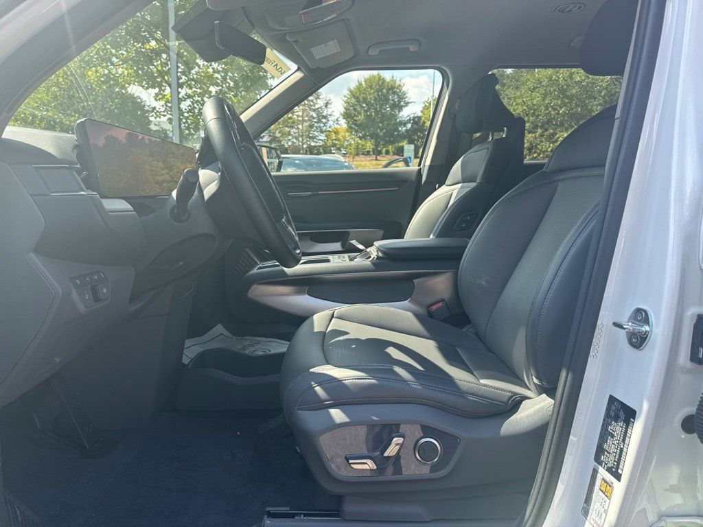 Used 2024 Kia EV9 Light Long Range RWD image 9