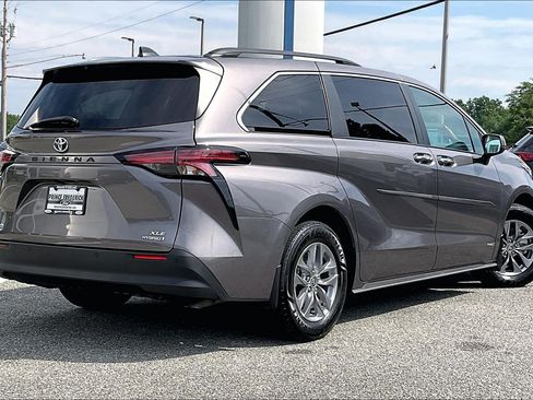 Used 2021 Toyota Sienna XLE FWD image 12