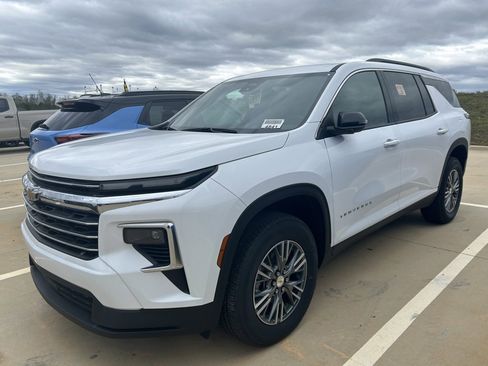 Used 2025 Chevrolet Traverse LT image 1