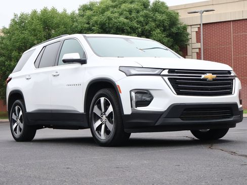 Used 2023 Chevrolet Traverse LT w/ LT Premium Package FWD image 1