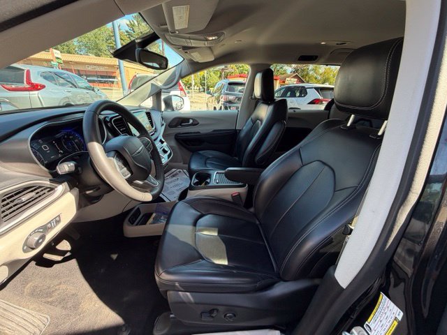 Used 2023 Chrysler Pacifica Touring-L FWD image 9