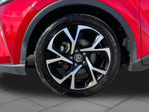 Used 2020 Toyota C-HR XLE FWD image 11