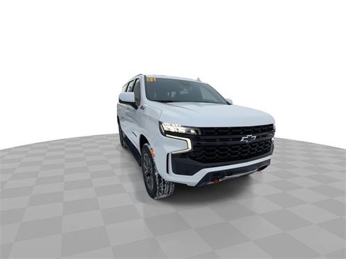 Certified 2024 Chevrolet Suburban Z71 w/ Luxury Package image 3