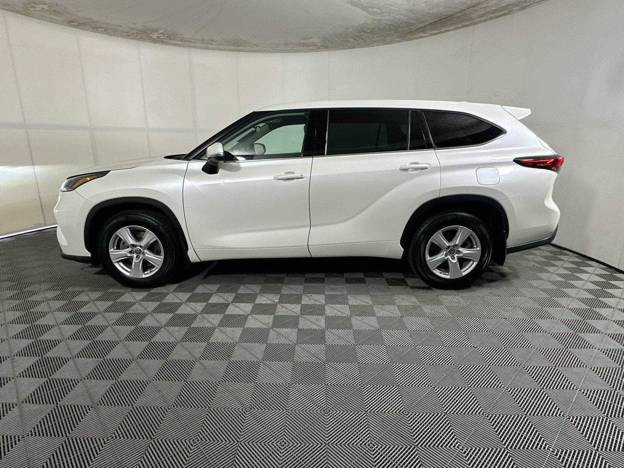 Used 2021 Toyota Highlander L AWD/4WD image 6