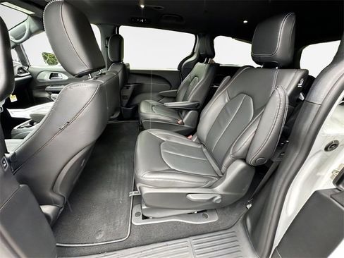 New 2022 Chrysler Pacifica Touring-L w/ S Appearance Package image 22