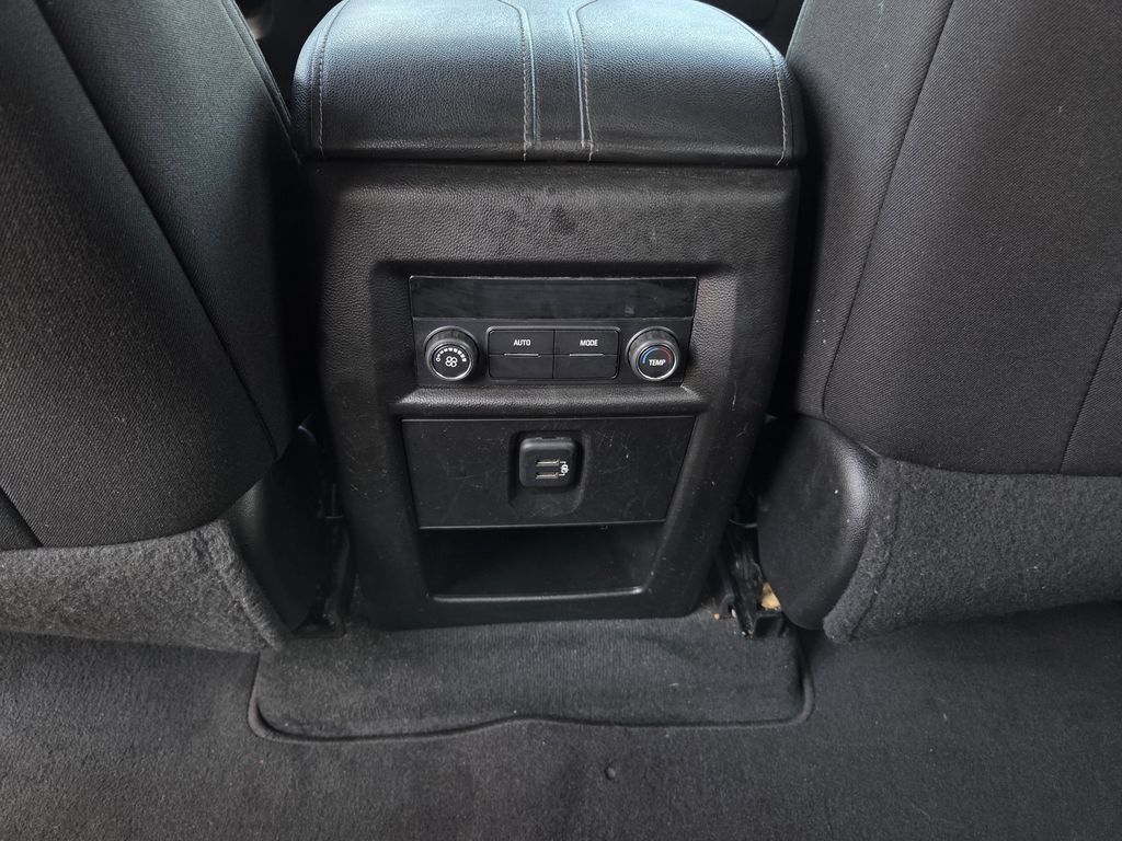 Used 2023 Chevrolet Traverse LT FWD image 22