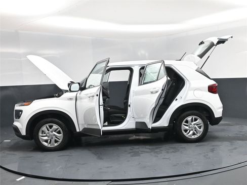 New 2025 Hyundai Venue SE image 20
