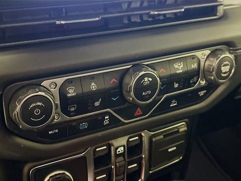 Used 2025 Jeep Wrangler Sahara image 23