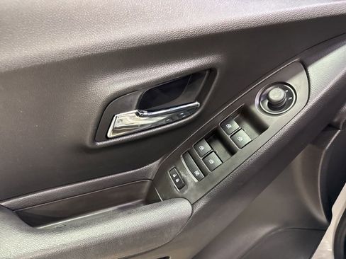 Used 2017 Chevrolet Trax LT w/ LT Convenience Package FWD image 26