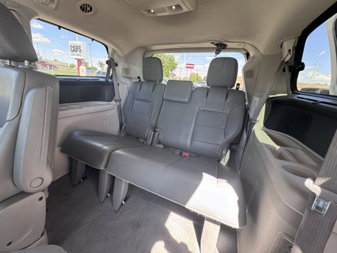 Used 2011 Volkswagen Routan SEL FWD image 41