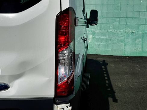Used 2018 Ford Transit 250 130 Low Roof RWD image 11