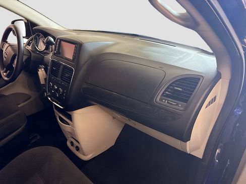 Used 2018 Dodge Grand Caravan SE w/ UConnect Hands-Free Group image 29