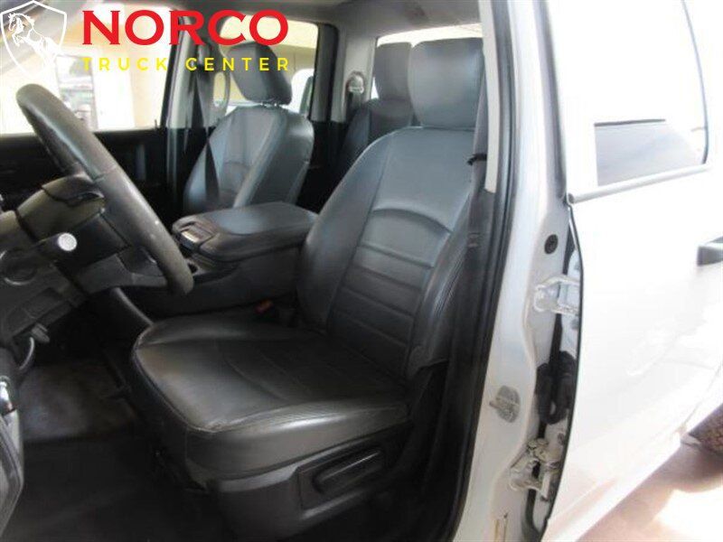 Used 2018 RAM 1500 Tradesman w/ Chrome Appearance Group RWD image 13
