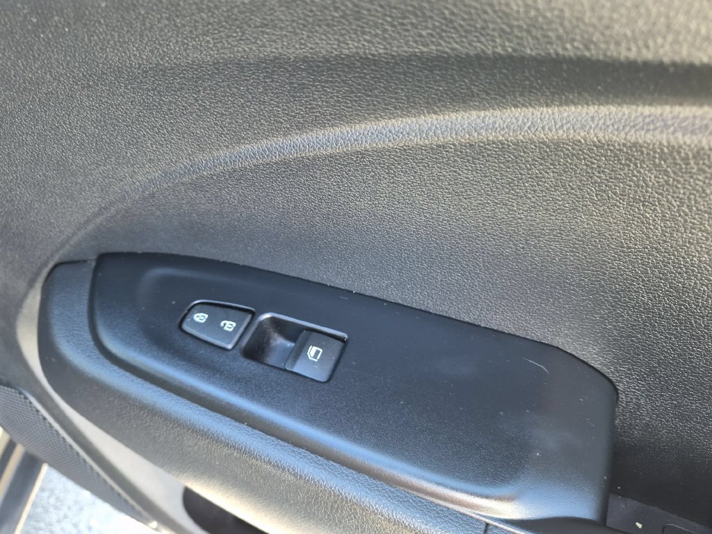Used 2025 Hyundai Venue SEL FWD image 32