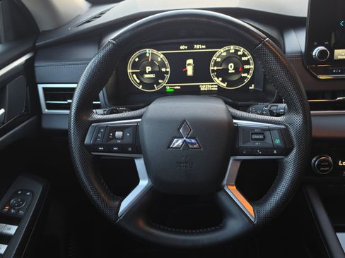 Used 2024 Mitsubishi Outlander 4WD Plug-In Hybrid image 18