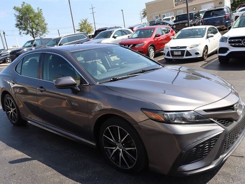 Used 2021 Toyota Camry SE w/ Carpet Mat Package (TMS) FWD image 1