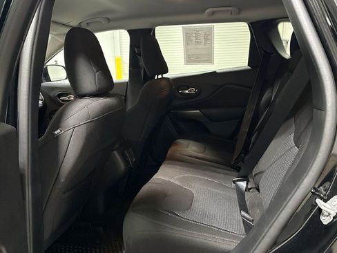 Used 2020 Jeep Cherokee Latitude w/ Cold Weather Group FWD image 22