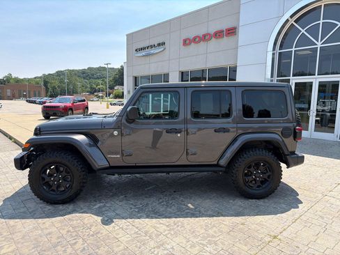 Used 2019 Jeep Wrangler Unlimited Sahara w/ Quick Order Package 24M Moab AWD/4WD image 5