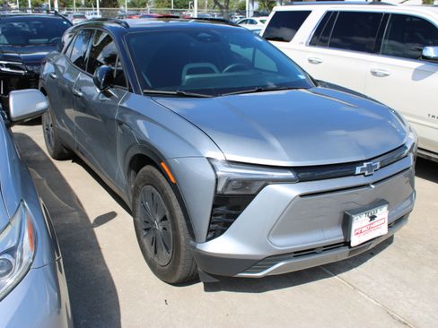 Used 2025 Chevrolet Blazer EV LT FWD image 2