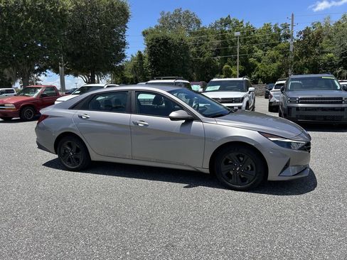 Used 2023 Hyundai Elantra SEL w/ Preferred Accessory Package FWD image 2