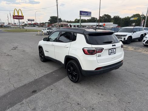 Used 2019 Jeep Compass Latitude FWD image 5