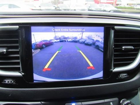 Used 2017 Chrysler Pacifica Touring-L Plus image 18