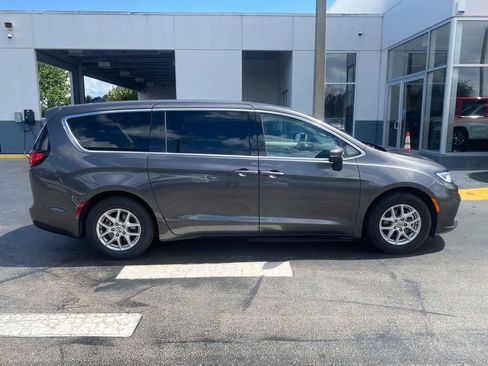 Used 2023 Chrysler Pacifica Touring-L FWD image 11