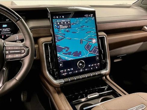 Used 2025 GMC Yukon Denali Ultimate AWD/4WD image 7