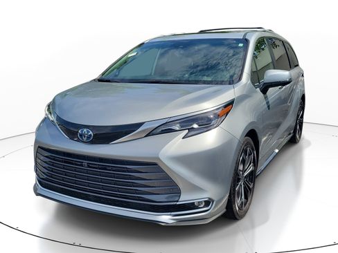 Used 2025 Toyota Sienna Platinum FWD image 3