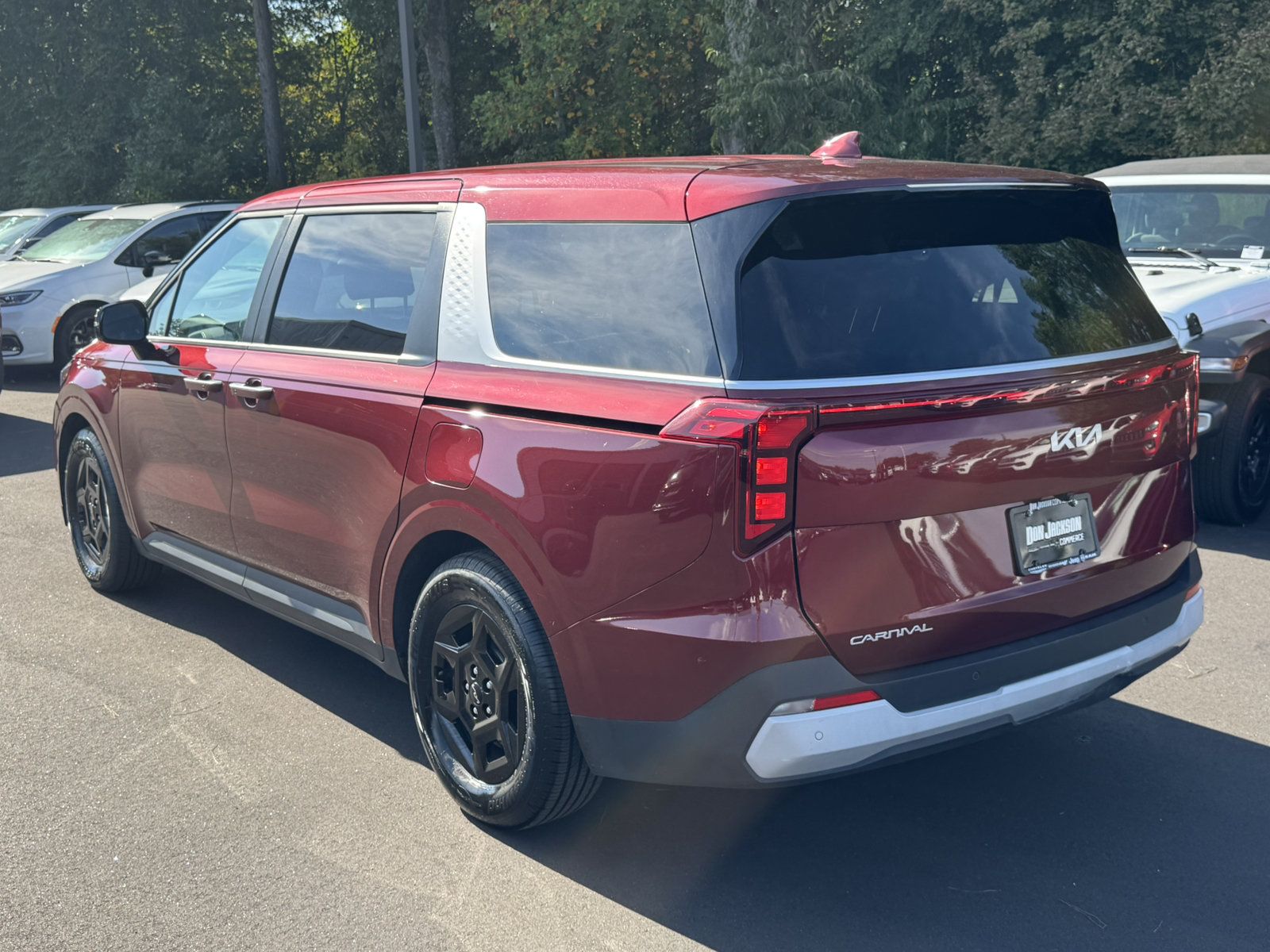 Used 2025 Kia Carnival FWD image 7