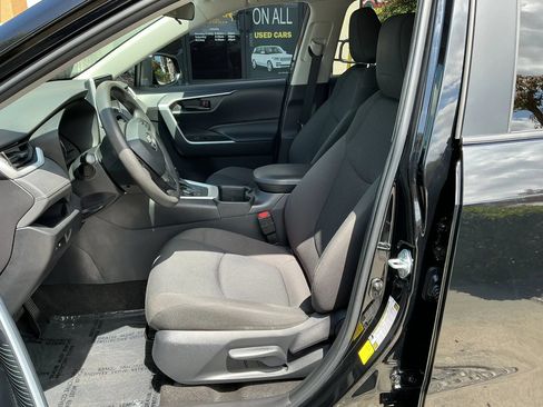 Used 2023 Toyota RAV4 LE AWD/4WD image 9