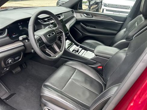 Used 2023 Jeep Grand Cherokee Overland w/ Luxury Tech Group IV AWD/4WD image 14