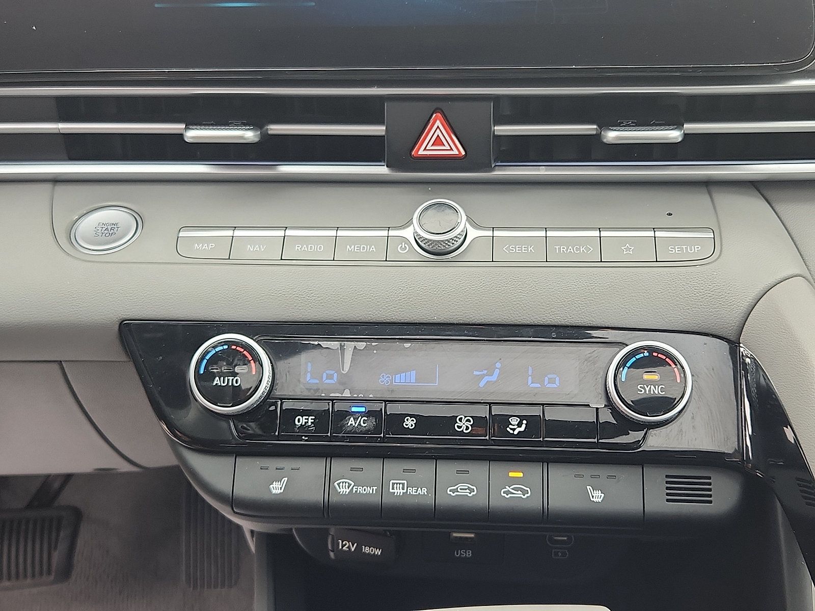 Used 2024 Hyundai Elantra SEL w/ Convenience Package FWD image 18